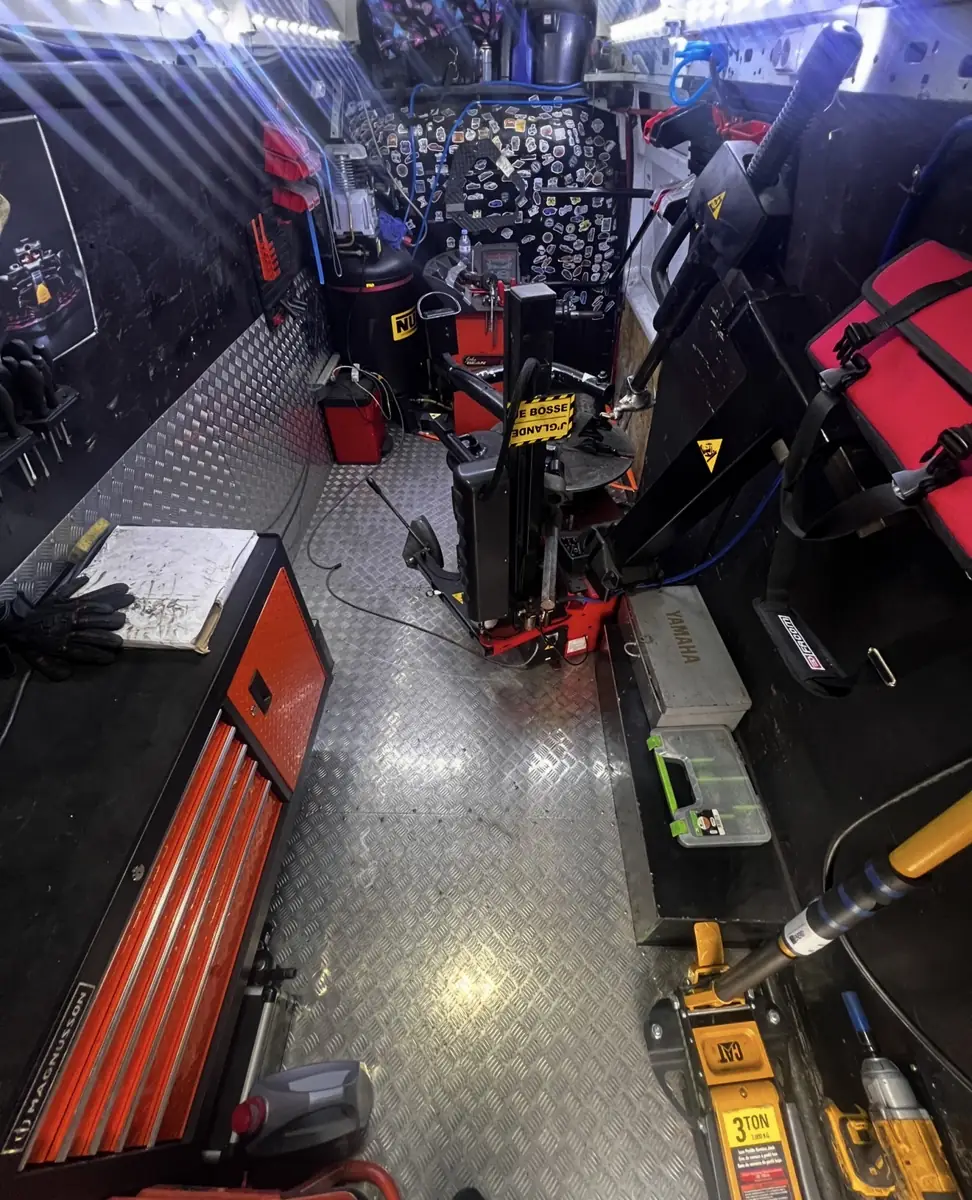 Camion atelier professionnel montage pneu Paris