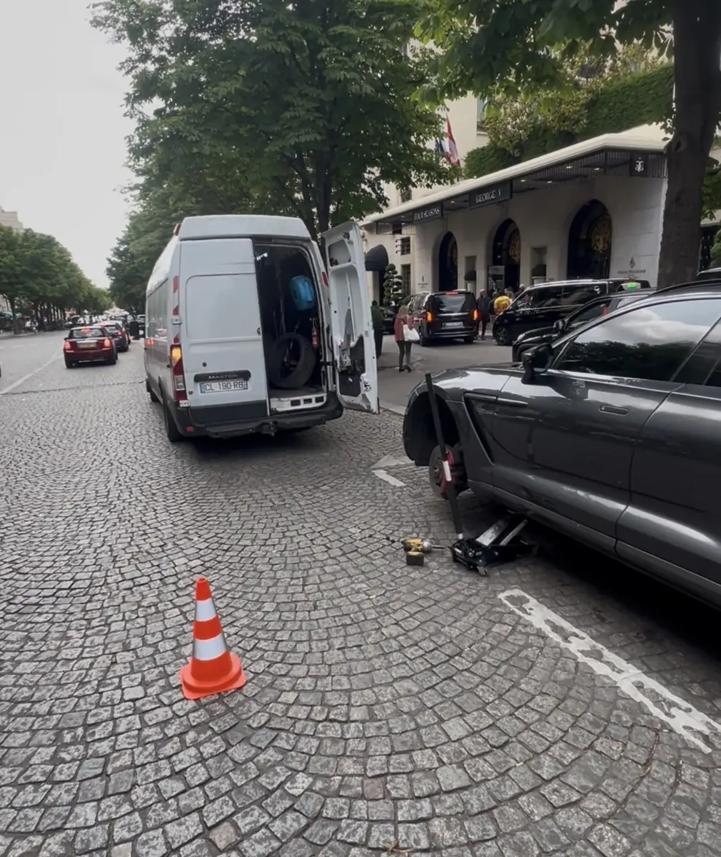 D&eacute;pannage pneu sur les Champs-&Eacute;lys&eacute;es Paris