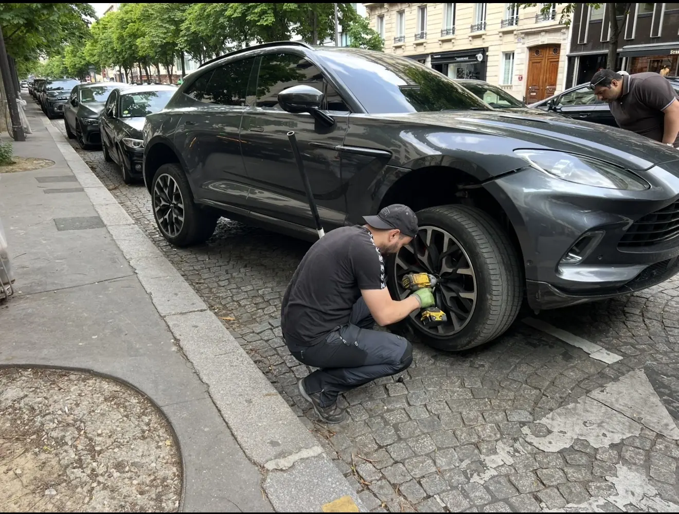 D&eacute;pannage pneu &agrave; domicile Paris remplacement roue SUV